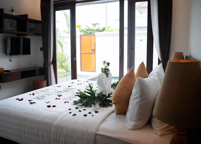 The Tjindra Mata 2 Bedroom Private Pool Ubud ベッド・アンド・ブレックファスト パヤンガン